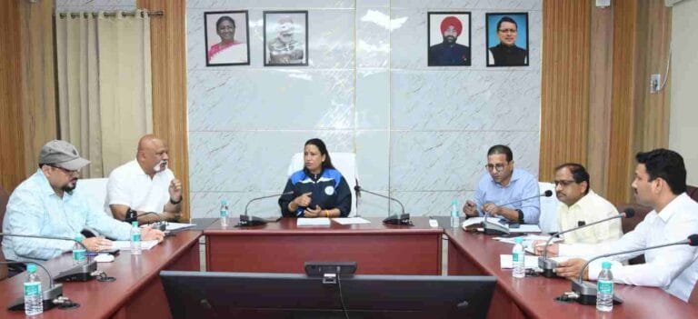 रेखा आर्या rekha arya in meeting