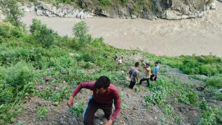 उत्तराखंड में बड़ा हादसा, अलकनंदा नदी में गिरी बस, एक की मौत, कई लापता