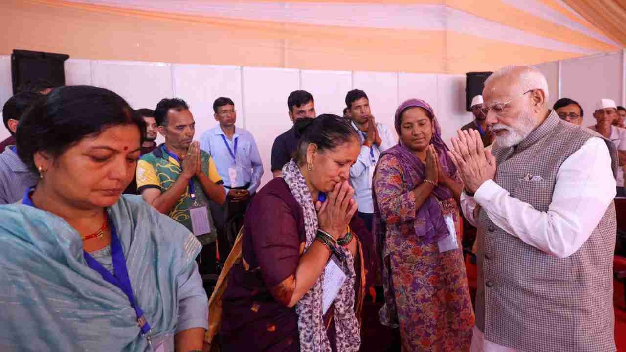 pm modi met disaster affected people