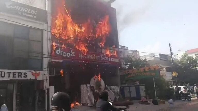 लखनऊ के अलीगंज में आग