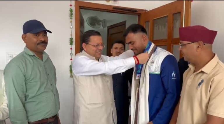 कांस्य पदक विजेता कपिल पोखरिया से मिले CM धामी, दी बधाई