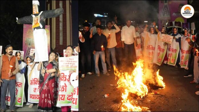 प्रदेश महिला कांग्रेस अध्यक्ष ज्योति रौतेला के नेतृत्व में कार्यकर्ताओं ने घंटाघर पर केंद्र सरकार के खिलाफ नारेबाजी की। दशहरे के अवसर पर प्रदर्शनकारियों ने रावण के प्रतीकात्मक स्वरूप में दुष्यंत गौतम का पुतला दहन कर अपना विरोध जताया।