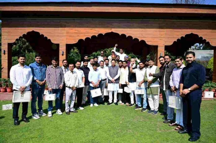 हरियाणा के युवाओं से मिले सीएम धामी